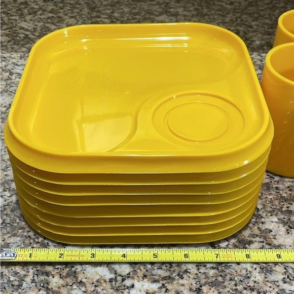 Vintage Ingrid Chicago yellow plastic mugs & plates - Set of 8 - Picture 2 of 4